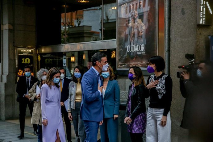 El presidente del Gobierno, Pedro Sánchez, saluda a su llegada al acto institucional organizado con motivo del 8 de Marzo, Día Internacional de la Mujer, en el Círculo de Bellas Artes de Madrid, a 7 de marzo de 2022, en Madrid (España). 