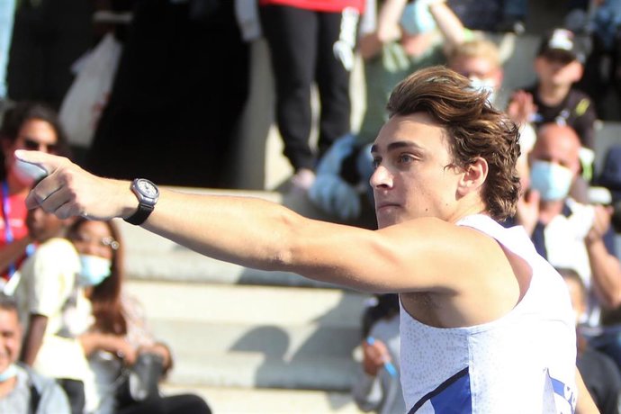 Archivo - El atleta sueco Armand Duplantis durante una reunión