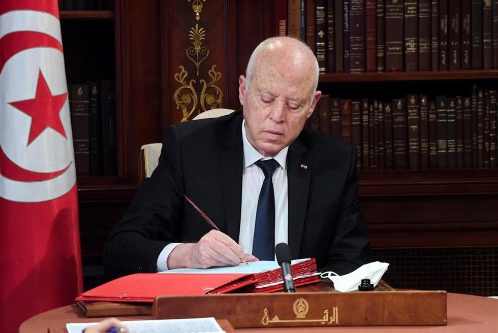 El presidente de Túnez, Kais Saied, firma un decreto.