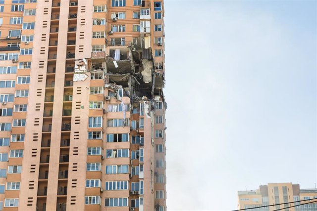 Un edificio dañado por el impacto de un proyectil ruso en Kiev