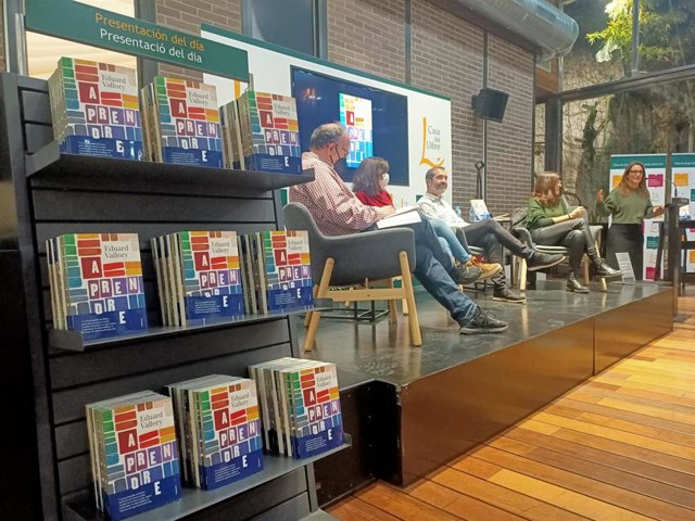 El filósofo Xavier Antich, la profesora Iolanda Arboleas, el analista social Eduard Vallory y la periodista Anna Pérez Pagès en la presentación del libro de Vallory, 'Aprendre' (Columna Edicions).