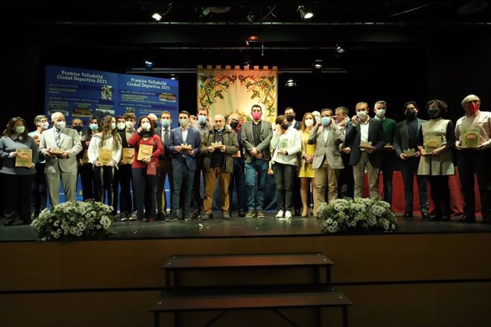 Foto de familia con los premiados.