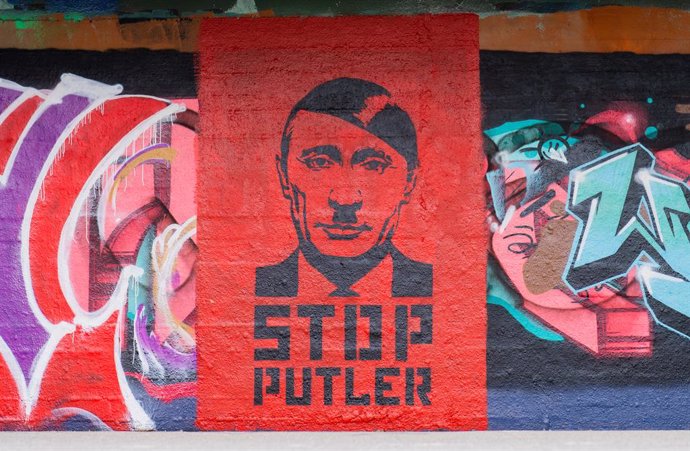 07 March 2022, Austria, Vienna: A general view of a graffiti depicting Russian President Vladimir Putin as Nazi dictator Adolf Hitler and reading "Stop Putler" near Vienna's Danube Canal. Photo: Georg Hochmuth/APA/dpa