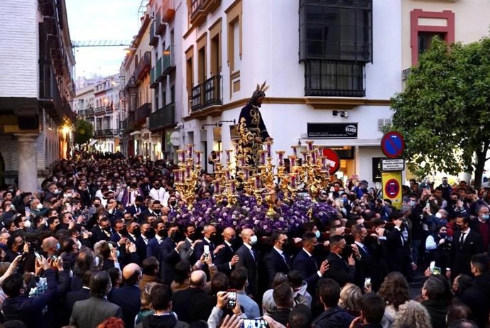 Salida del Viacrucis del Consejo de Hermandades y Cofradías de Sevilla