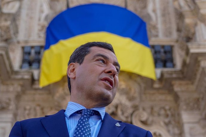 El presidente de la Junta de Andalucía, Juanma Moreno, en la colocación de la bandera nacional de Ucrania ante la fachada principal del Palacio de San Telmo en señal de apoyo al pueblo ucraniano el pasado día 2 de marzo.