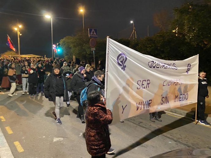 2.000 dones han protestat en la manifestació nocturna pel 8M a Barcelona
