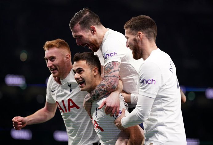 07 March 2022, United Kingdom, London: Tottenham Hotspur's Sergio Reguilon (C) celebrates scoring his side's fourth goal with teammates during the English Premier League soccer match between Tottenham Hotspur and Everton at the Tottenham Hotspur Stadium