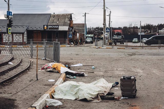 Personas de la misma familia yacen muertas en el suelo, después del bombardeo del ejército ruso en el punto de evacuación de Irpin, a 6 de marzo de 2022, en Irpin (Ucrania). Ucrania suspendió la evacuación de civiles en otros puntos, como Mariupol, ante l