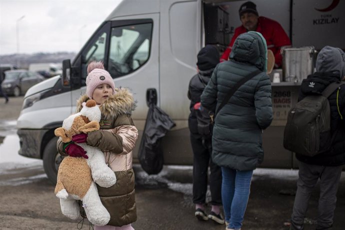 Una niña con un peluche en brazos en el paso fronterizo de Porubne, a 5 de marzo de 2022, en el oeste de Ucrania. Según las últimas informaciones, Ucrania suspendió hoy la evacuación de civiles de Mariupol ante la ruptura del alto el fuego, para abrir c