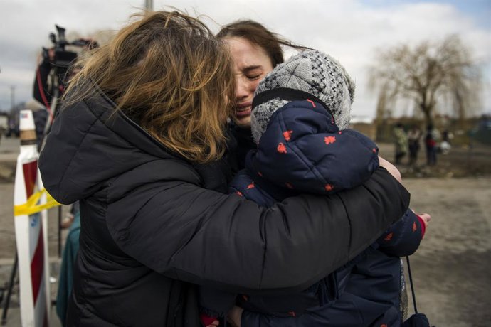 Una família ucranesa a la frontera polonesa.