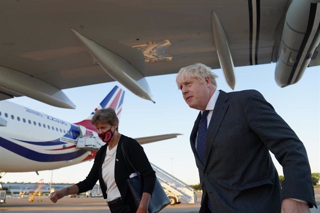 Archivo - 19 September 2021, US, New York: UK Prime Minister Boris Johnson (R) with Dame Barbara Janet Woodward, Permanent Representative of the United Kingdom to the United Nations following his arrival at New York's JFK airport for a diplomatic trip to 