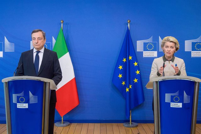 HANDOUT - 07 March 2022, Belgium, Brussels: President of the European Commission Ursula von der Leyen (R) and Italian Prime Minister Mario Draghi hold a joint press conference after their meeting. Photo: Christophe Licoppe/European Commission/dpa - ATTENT