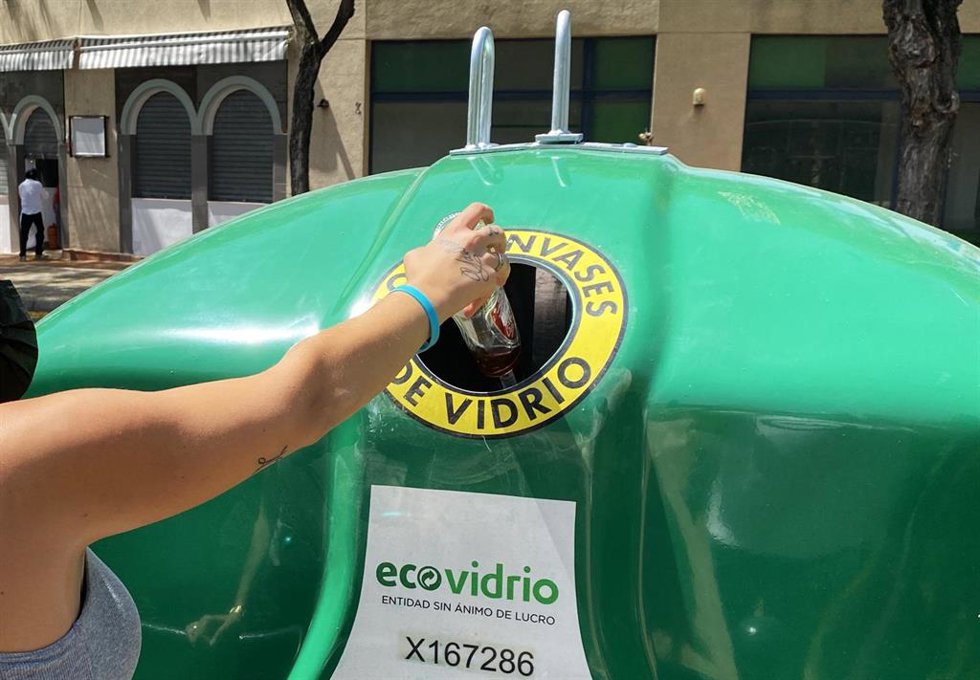 Archivo - Contenedor verde de reciclaje de vidrios