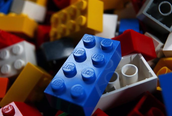 Archivo - FILED - 22 October 2015, Bavaria, Kaufbeuren: Lego bricks lie on the floor. Burglars in Germany made off with masses of Lego bricks at the weekend after breaking a hole through the wall of a toy store in the western town of Lippstadt, police s