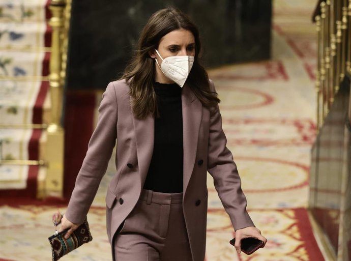La ministra de Igualdad, Irene Montero, a su llegada a una sesión plenaria, en el Congreso de los Diputados, a 2 de marzo de 2022, en Madrid (España).