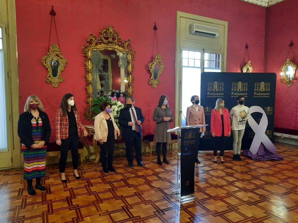 Las portavoces de los Grupos Parlamentarios junto con el presidente de la Cámara balear, Vicen Thoms, antes de leer el Manifiesto por el 8M.