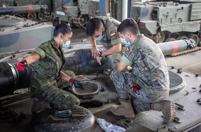 Archivo - Una militar con dos compañeros en labores de mantenimiento