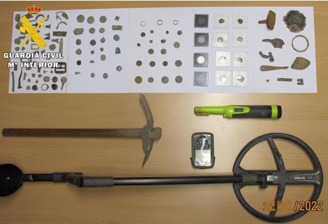 Detector y distintos objetos intervenidos a los detenidos.