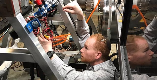 El físico del LLNL, James Mitrani, configura detectores de centelleo para medir neutrones en el dispositivo Fusion Z-Pinch Experiment (FuZE) de la Universidad de Washington.