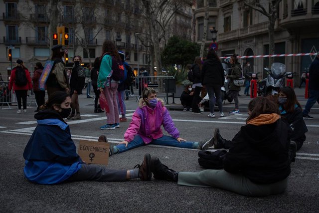 Archivo - Concentració convocada per Vaga Feminista pel 8-M el 2021