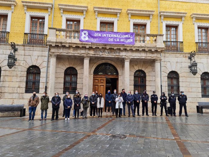 Colocación de la pancarta del 8M "Día Internacional de la Mujer" en el balcón del Ayuntamiento de Teruel donde se ha leído un manifiesto firmado por todos los grupos municipales salvo VOX