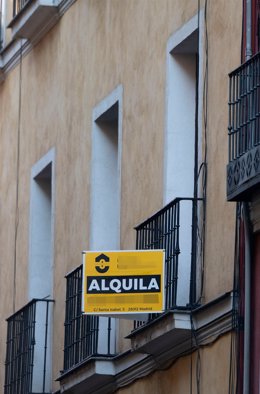 Archivo - Cartel de alquiler en un edificio en Madrid, (España). 