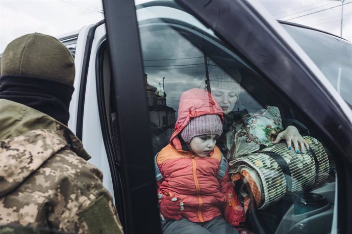 Una madre y su hija en un coche de evacuación, a 7 de marzo de 2022, en Irpin (Ucrania)