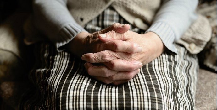 Archivo - Manos entrelazadas de una señora mayor