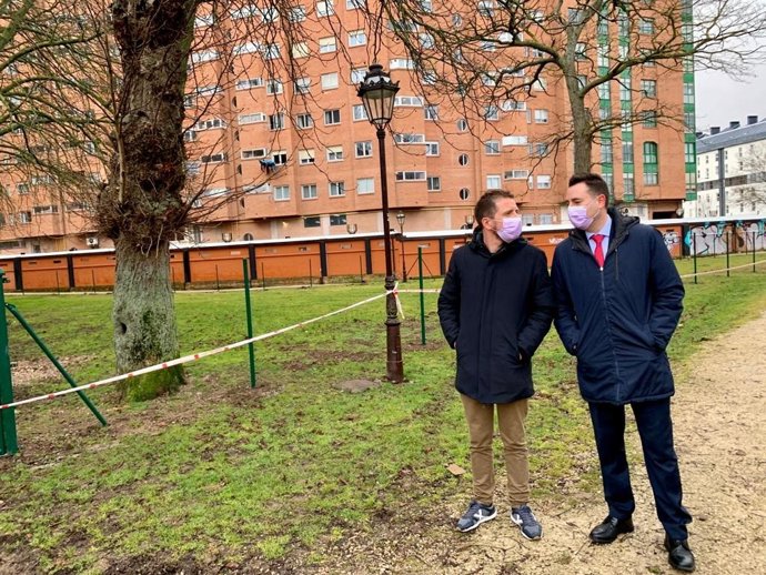 El concejal de Medio Ambiente, Josué Temiño, y el alcalde de Burgos, Daniel de la Rosa.