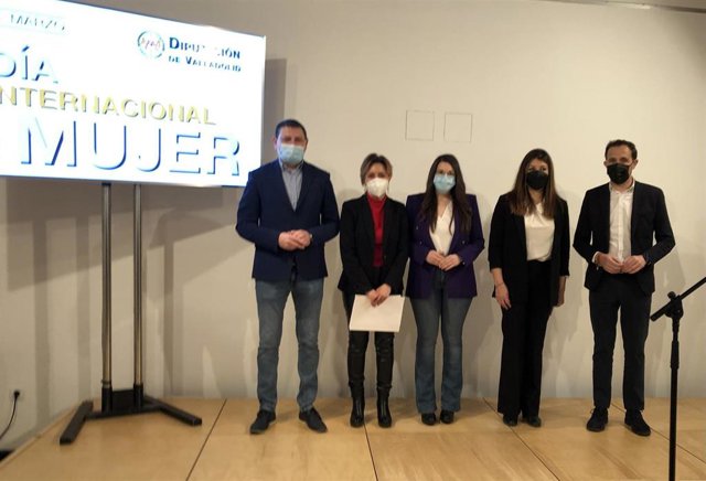 Conrado Íscar (derecha) junto a representantes de los grupos TLP, PSOE, Cs y PP al inicio de la jornada de la Diputación en el Espacio La Granja con motivo del Día Internacional de la Mujer.