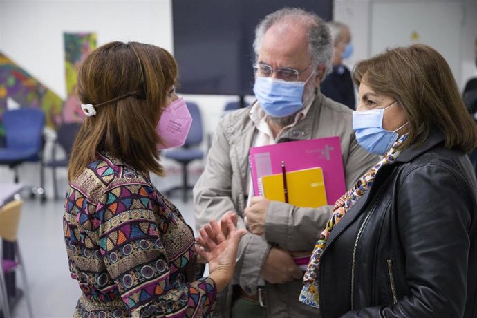 Archivo - La consejera de Empleo y Políticas Sociales, Ana Belén Álvarez, junto al director de Pólíticas Sociales y a la directora del ICASS