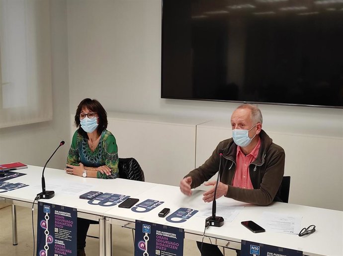 El presidente de la Mancomunidad de la Comarca de Pamplona, David Campión, y la jefa de Sensibilización Ambiental de SCPSA, Carmen Villanueva.