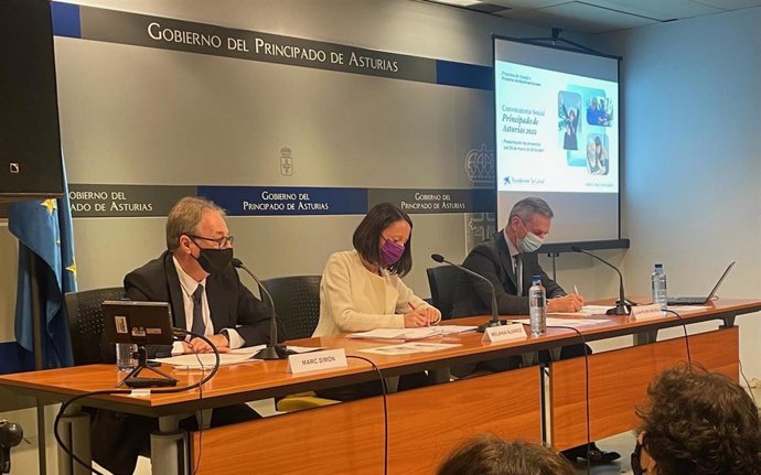 El subdirector general de la Fundación la Caixa, Marc Simón; la consejera de Derechos Sociales y Bienestar, Melania Álvarez, y el director territorial de Caixabank en el Norte, Juan Pedro Badiola, en la rueda de prensa.