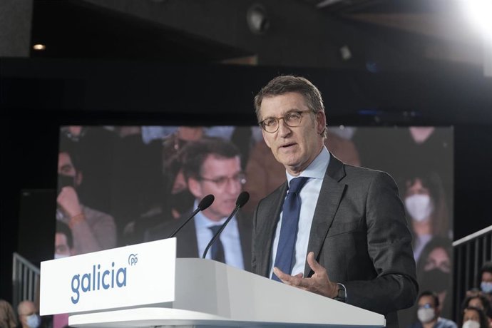 El presidente de la Xunta de Galicia, Alberto Núñez Feijóo, responde a los medios a su llegada ante la Junta directiva. 