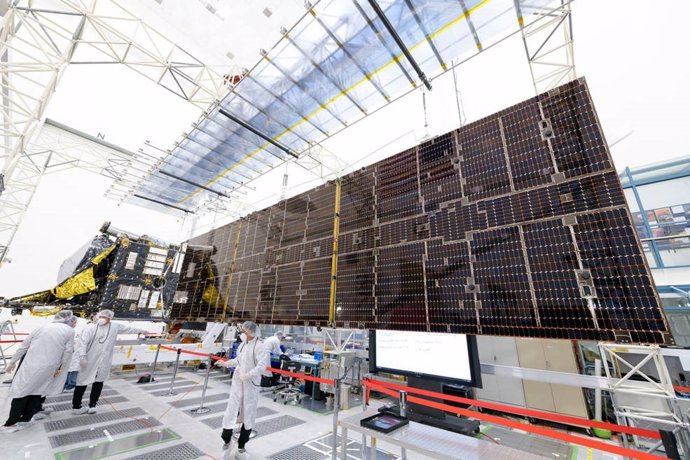 Uno de los dos paneles solares de la nave espacial Psyche de la NASA se implementa con éxito en la sala limpia High Bay 2 del JPL.