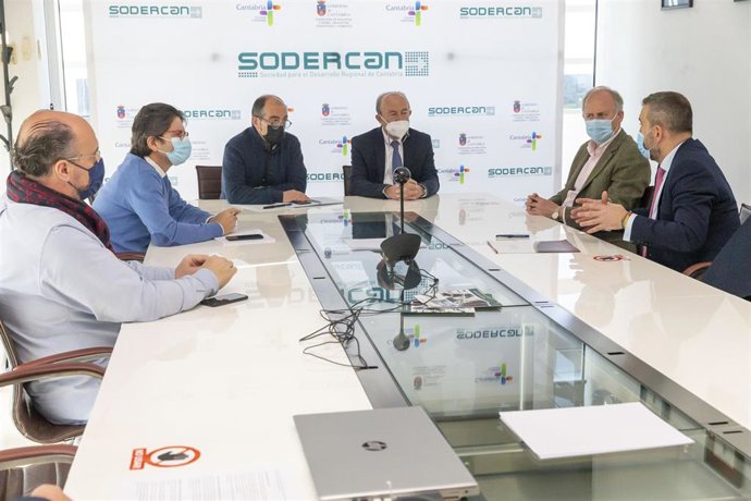 El consejero de Industria, Turismo, innovación, Transportes y Comercio, Javier López Marcano, con representantes de ACEFAM