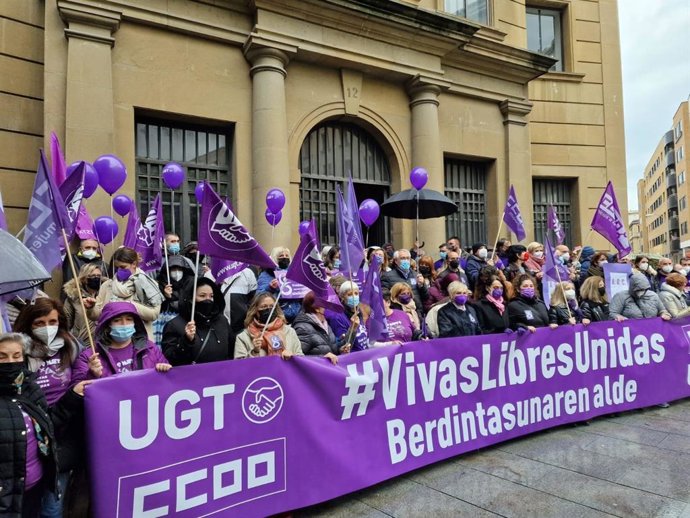 Concentración de UGT y CCOO de Navarra con motivo del 8M.
