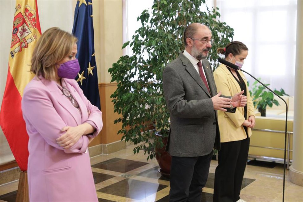El presidente del Gobierno de Aragón, Javier Lambán, antes de participar en el acto institucional organizado por el Gobierno de Aragón con motivo del 8M.