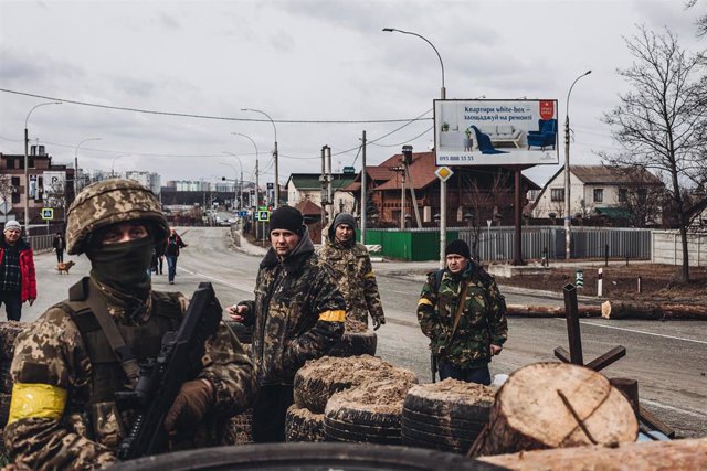 Un soldado del ejercito ucraniano en un check point de la ciudad de Irpin, a 4 de marzo de 2022, en Irpin (Ucrania)