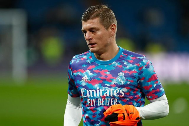 El centrocampista del Real Madrid Toni Kroos, durante el calentamiento antes del partido frente al Granada en el Estadio Santiago Bernabéu de Laliga Santander 2021-2022.