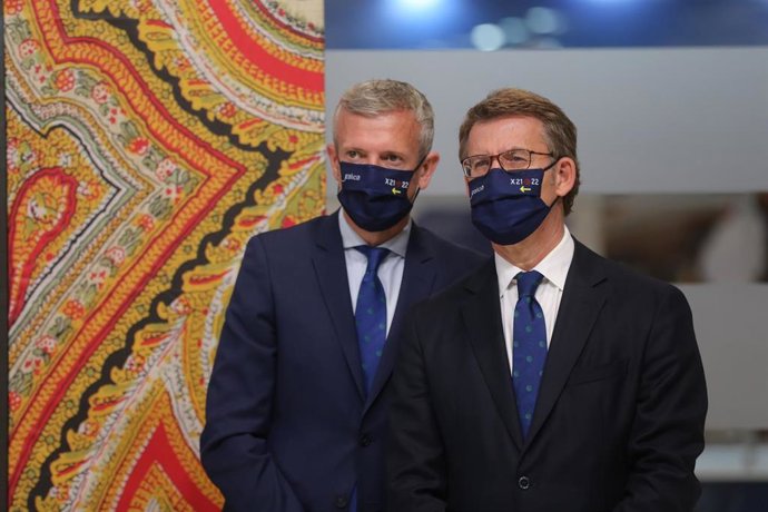 Archivo - El presidente de la Xunta de Galicia, Alberto Núñez Feijóo (d), y el vicepresidente primero y conselleiro de Presidencia, Xustiza e Turismo, Alfonso Rueda (i) en una foto de archivo en Madrid