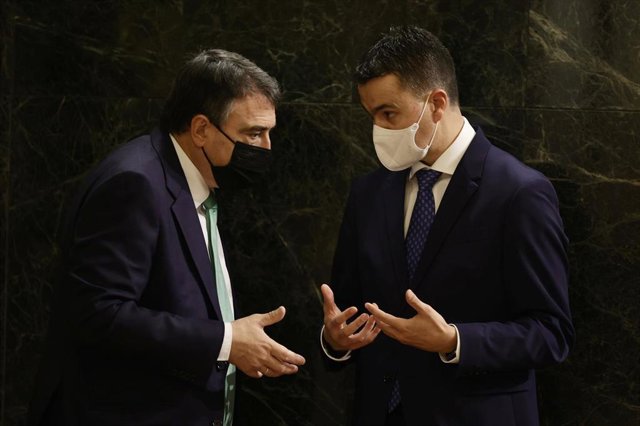 Archivo - El portavoz del PNV en el Congreso de los Diputados, Aitor Esteban, con el socialista Héctor Gómez 