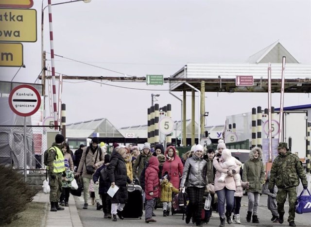 Refugiados ucranianos en la frontera entre Ucrania y Polonia
