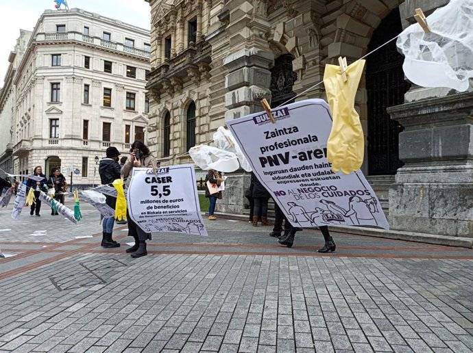 Protesta de cuidadoras ante Diputación Bizkaia