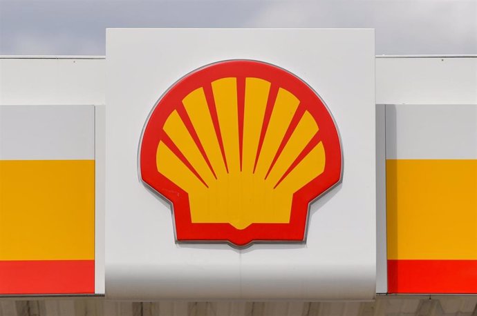 Archivo - FILED - 29 July 2020, Brandenburg, Fuerstenwalde: The Shell Oil Company logo seen at a gas station. The Shell oil company has restricted the sale of heating oil, diesel and other products to some major customers in Germany for the time being d