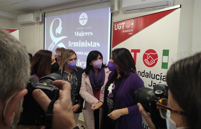 Ángeles Férriz (d), en el acto de UGT con motivo del 8M.