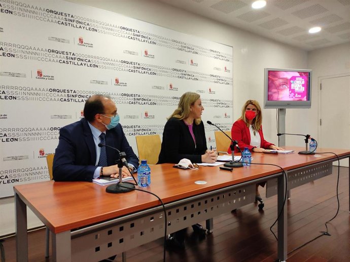 La consejera de Familia e Igualdad de Oportunidades en funciones, Isabel Blanco, en el centro durante la rueda de prensa previa al Consejo Regional de la Mujer.
