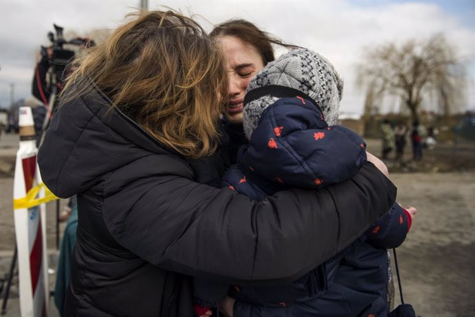 Una família ucranesa a la frontera polonesa