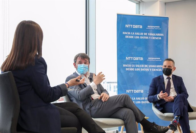 (I-D) La redactora jefe de Salud e Infosalus, Eva Concha Martínez; el director del Instituto de Salud Carlos III, Cristóbal Belda; y el socio director de Healthcare en NTT DATA, Alberto Borrego, en un encuentro Informativo de Europa Press, a 7 de marzo 