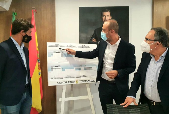 Archivo - El alcalde, Javier López Estrada, y los concejales de Obras y Deportes, José Manuel Cruz Viadero y Nacho González, presentan el proyecto de piscinas al aire libre